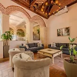 Casa de 5 Hab en la Ciudad Amurallada con Piscina