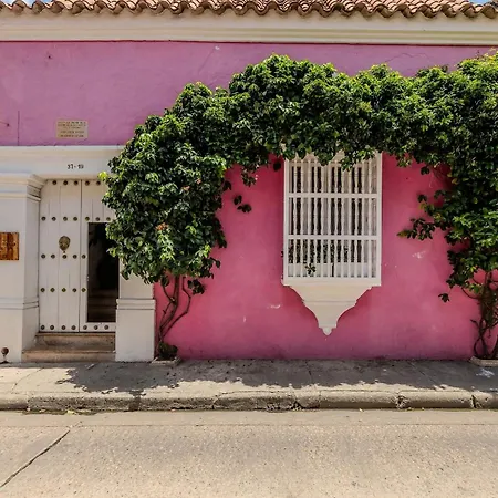 Casa De 5 Hab En La Ciudad Amurallada Con Piscina Сasa de vacaciones