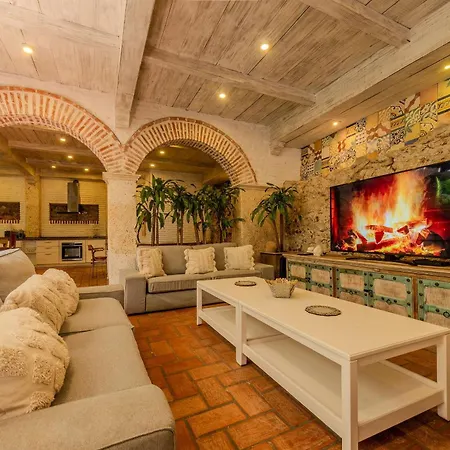 Casa De 5 Hab En La Ciudad Amurallada Con Piscina *