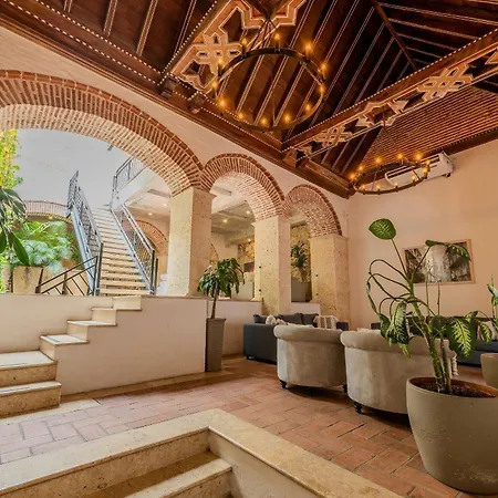 Casa De 5 Hab En La Ciudad Amurallada Con Piscina